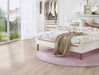 pavimento in laminato 7mm effetto legno in una camera da letto elegante e dai colori soft