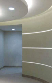 Esempio di applicazione reale: tre linee di luce LED curve incassate in una parete circolare per un'illuminazione d'accento moderna e scenografica