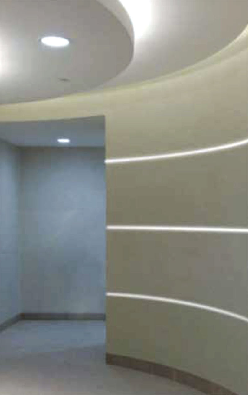 Esempio di applicazione reale: tre linee di luce LED curve incassate in una parete circolare per un'illuminazione d'accento moderna e scenografica