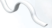 Primo piano della flessibilità del profilo in alluminio Akifix, ideale per seguire curvature architettoniche 