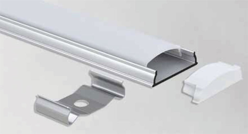 Dettaglio tecnico del profilo ARROW-LED pieghevole: sezione in alluminio, cover in PVC diffondente, clip di fissaggio in acciaio e tappo di chiusura bianco