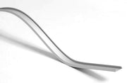 Vista prospettica del profilo in alluminio pieghevole ARROW-LED Akifix modellato con una doppia curva fluida su sfondo neutro