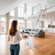 Scala a pantografo elettrica per soppalco con maniglioni di sbarco e corrimano