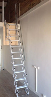 Scala retrattile per soppalco a pantografo Starlux Elegant vista frontale e aperta per la salita e la discesa