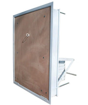 Vista esterna del pannello di chiusura della scala retrattile a parete Stalux, con dettaglio dell'anello di apertura e telaio perimetrale bianco.