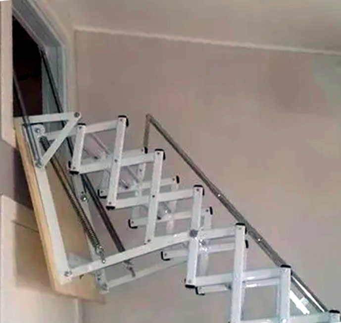 Dettaglio della scala retrattile Stalux installata in un vano a parete alto, con corrimano telescopico laterale per una salita sicura