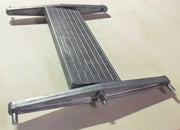 Dettaglio tecnico del gradino in alluminio pressofuso con superficie antiscivolo, mostrato allo stato grezzo prima della verniciatura finale.