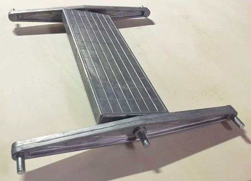 Dettaglio tecnico del gradino in alluminio pressofuso con superficie antiscivolo, mostrato allo stato grezzo prima della verniciatura finale.