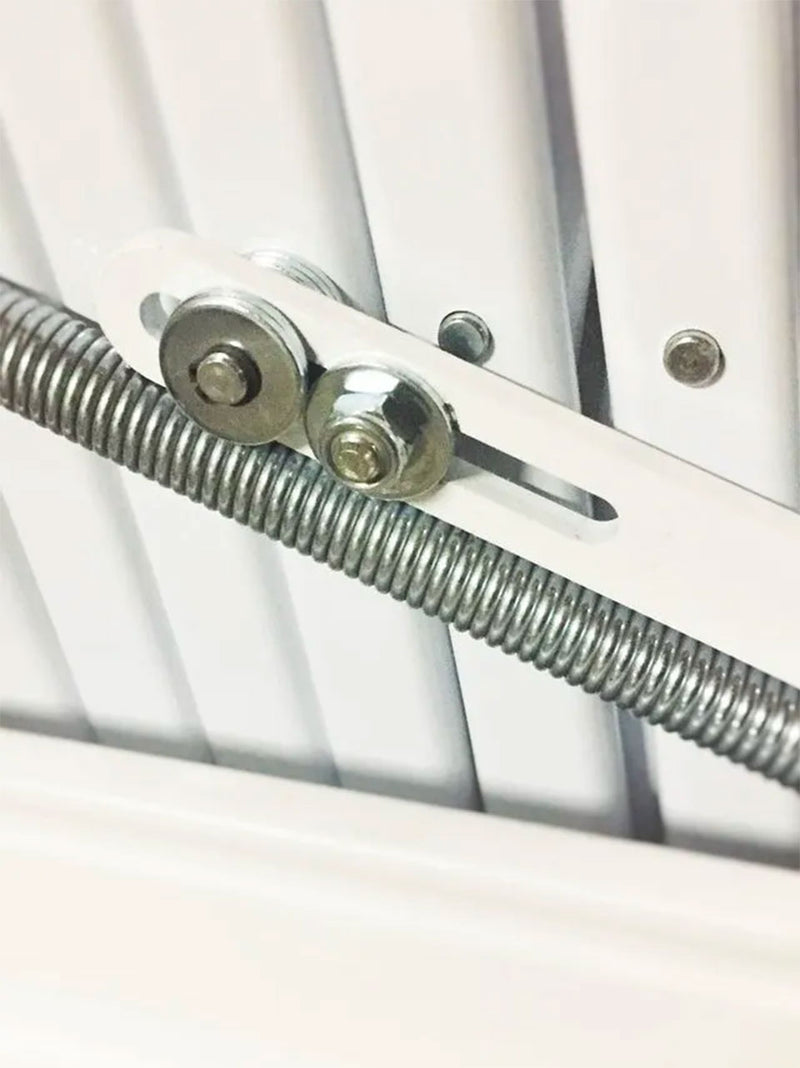 Primo piano del meccanismo di richiamo con molla in acciaio e bulloneria della scala retrattile, progettato per un'apertura fluida e bilanciata