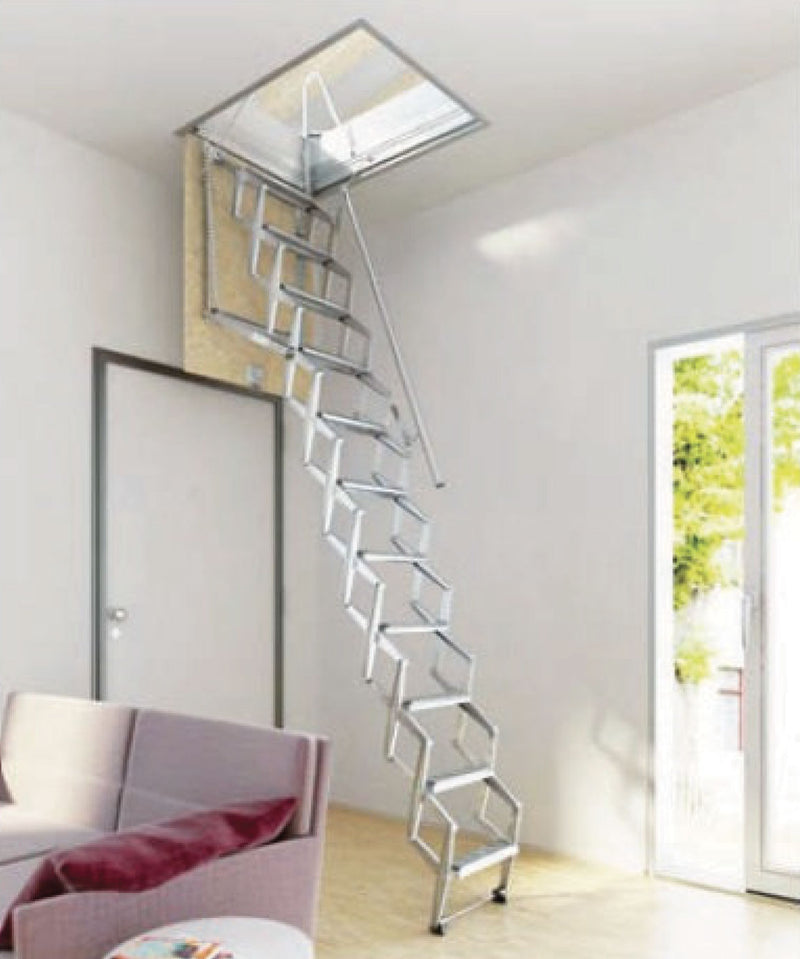 Ambientazione living con la scala Starlux aperta. L'immagine sottolinea come la scala retrattile si integri perfettamente in contesti residenziali curati senza occupare spazio permanente