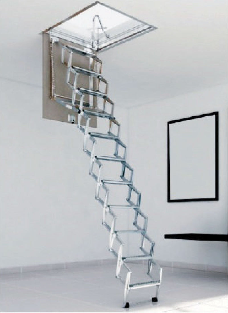 Scala retrattile Starlux completamente estesa in un ambiente moderno e minimale con pareti bianche. La scala collega il piano abitativo a un sottotetto o soffitta