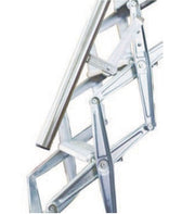 Dettaglio del corrimano laterale telescopico montato sulla struttura a pantografo della scala retrattile, progettato per aumentare la sicurezza durante la salita