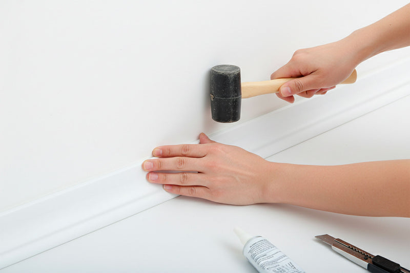 Dettaglio installazione battiscopa PVC semiflessibile - facile montaggio fai da te senza specialista