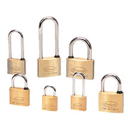 Composizione di sette lucchetti Potent di varie dimensioni e lunghezze dell'arco, inclusi modelli ad arco lungo e standard, presentati su fondo bianco isolato