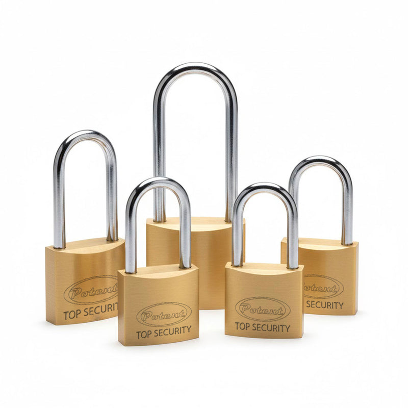 Composizione di sette lucchetti Potent di varie dimensioni e lunghezze dell'arco, inclusi modelli ad arco lungo e standard, presentati su fondo bianco isolato