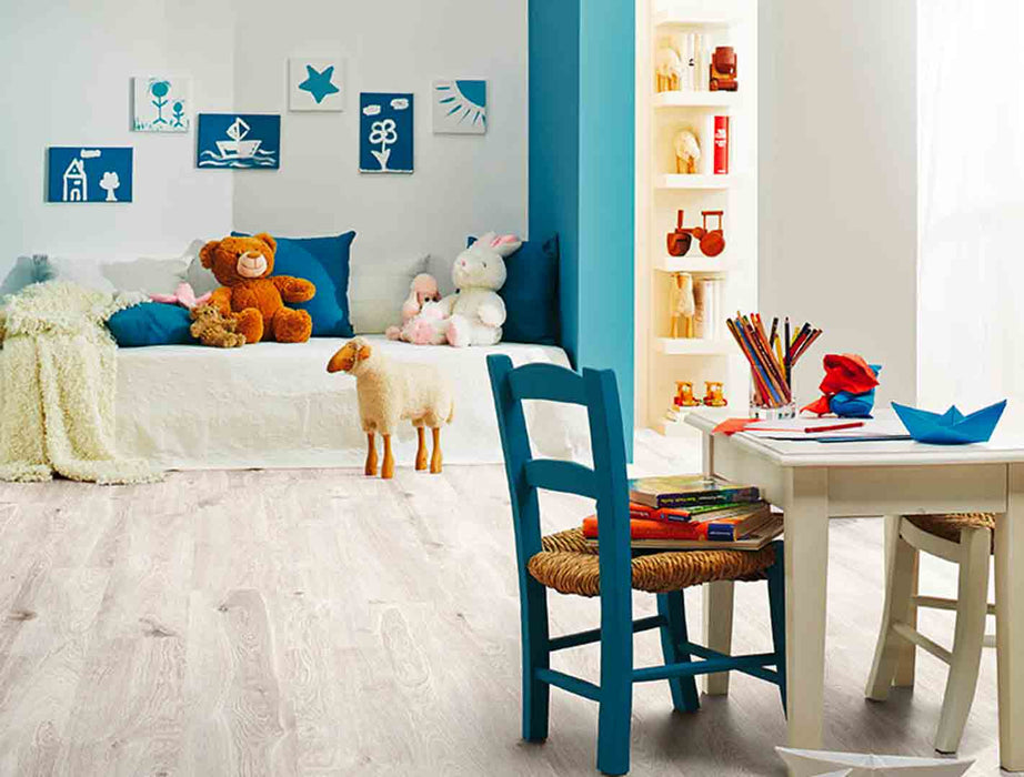 foto ambientata con sedie colorate e luce naturale di un pavimento in laminato da 8 mm Baufloor Oceano
