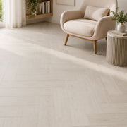 Dettaglio pavimento SPC Baufloor Loom effetto legno chiaro con posa a spina di pesce