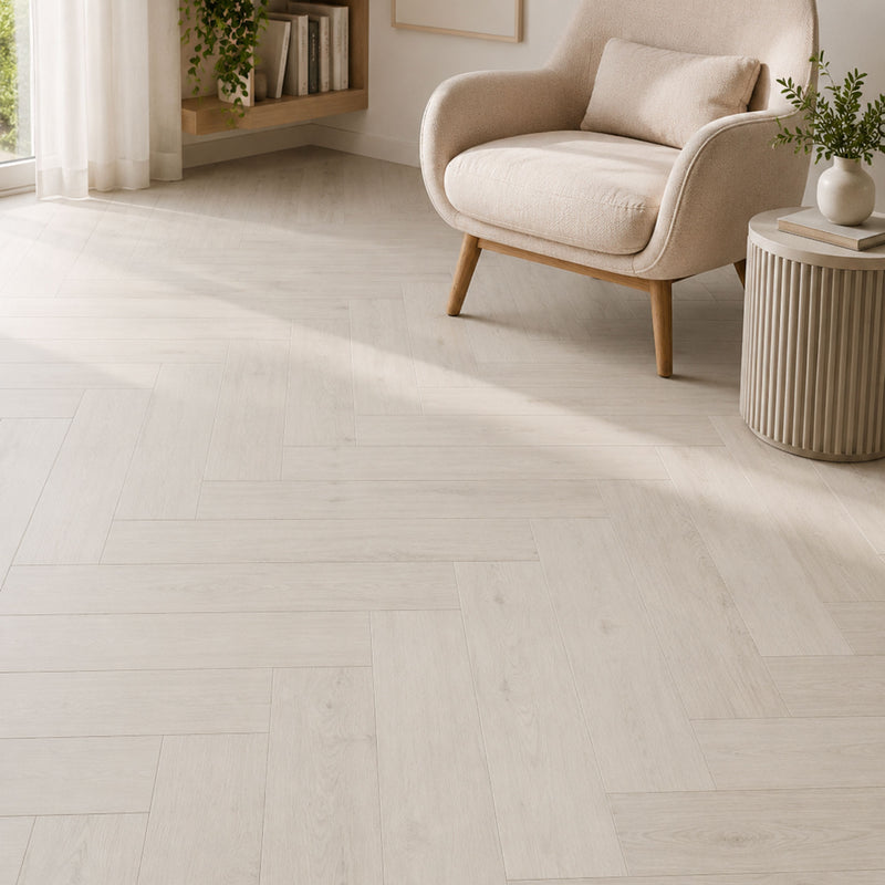 Dettaglio pavimento SPC Baufloor Loom effetto legno chiaro con posa a spina di pesce