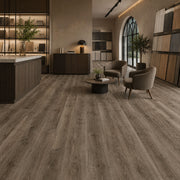 Pavimento SPC Baufloor Mimosa 5 mm effetto legno grigio tortora in showroom di design