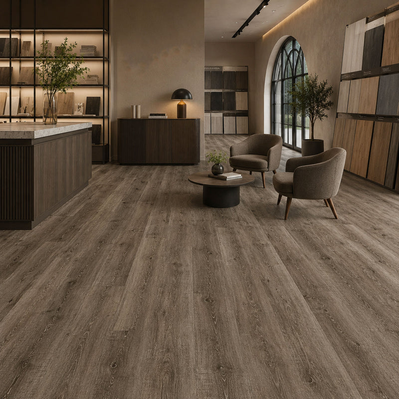 Pavimento SPC Baufloor Mimosa 5 mm effetto legno grigio tortora in showroom di design