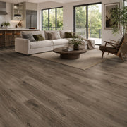 Pavimento SPC Baufloor Mimosa 5 mm effetto legno grigio tortora in soggiorno moderno