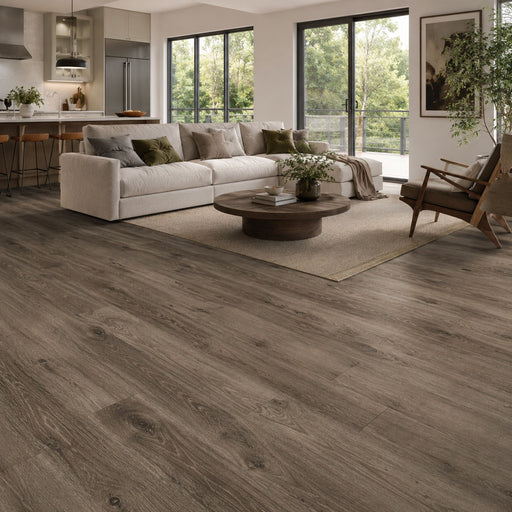 Pavimento SPC Baufloor Mimosa 5 mm effetto legno grigio tortora in soggiorno moderno