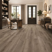 Pavimento SPC Baufloor Mimosa 5 mm effetto legno grigio tortora in ufficio elegante