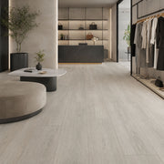 Pavimento SPC Baufloor Narciso 5 mm effetto legno chiaro in showroom boutique
