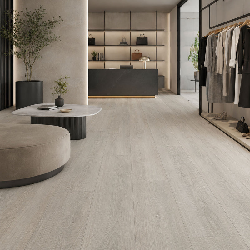 Pavimento SPC Baufloor Narciso 5 mm effetto legno chiaro in showroom boutique