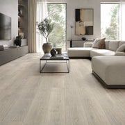 Pavimento SPC Baufloor Narciso 5 mm effetto legno chiaro in soggiorno moderno