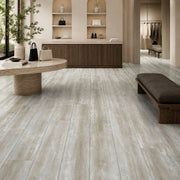 Pavimento SPC Baufloor Primula 5 mm effetto legno chiaro in showroom moderno