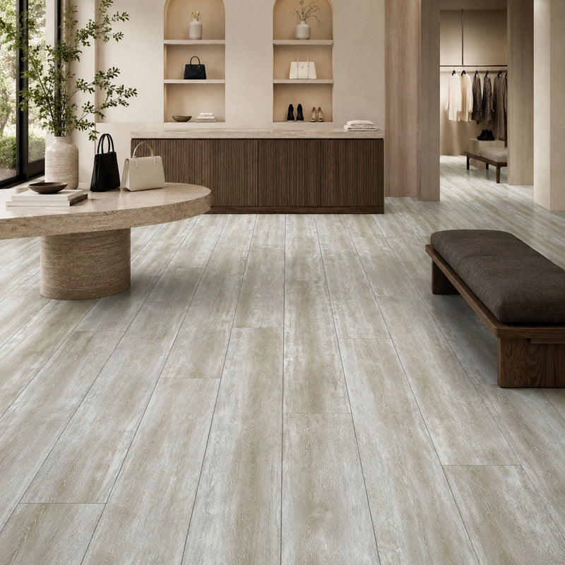 Pavimento SPC Baufloor Primula 5 mm effetto legno chiaro in showroom moderno