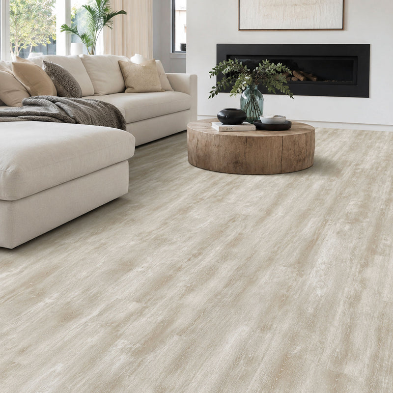Pavimento SPC Baufloor Primula 5 mm effetto legno chiaro in soggiorno luminoso