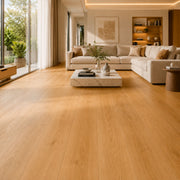 Pavimento SPC Baufloor Smeraldo 7 mm ambientato in soggiorno moderno luminoso