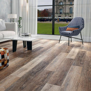 Pavimento SPC Baufloor Sole 5 mm effetto legno multitonale in ambiente moderno