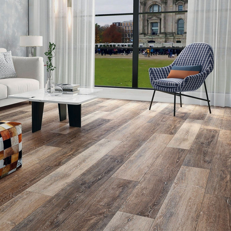 Pavimento SPC Baufloor Sole 5 mm effetto legno multitonale in ambiente moderno