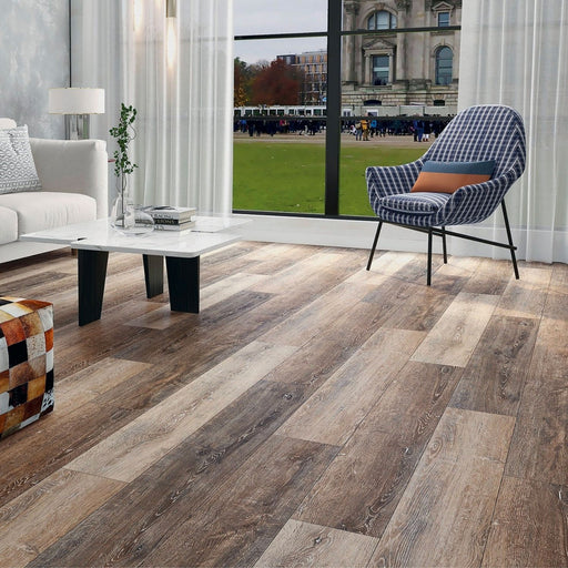 Pavimento SPC Baufloor Sole 5 mm effetto legno multitonale in ambiente moderno