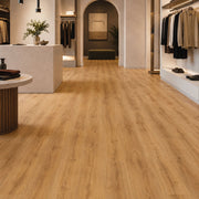 Pavimento SPC Baufloor Tulipano 5 mm effetto legno caldo in showroom moderno