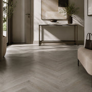 Dettaglio pavimento SPC Baufloor Twill effetto legno grigio con posa a spina di pesce