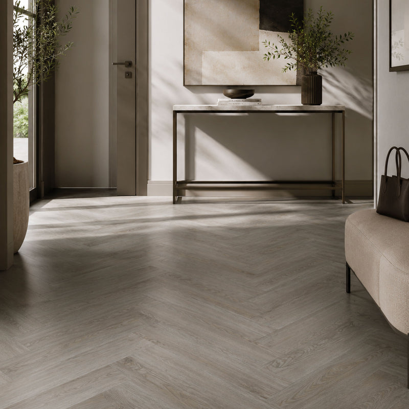 Dettaglio pavimento SPC Baufloor Twill effetto legno grigio con posa a spina di pesce