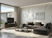 Parete soggiorno decorata con pittura effetto sabbiato argento metallizzato in un interno moderno ed elegante