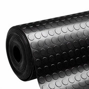 Primo piano di un rotolo di pavimento in PVC nero con trama a bolli a rilievo antiscivolo