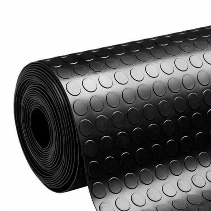 Primo piano di un rotolo di pavimento in PVC nero con trama a bolli a rilievo antiscivolo