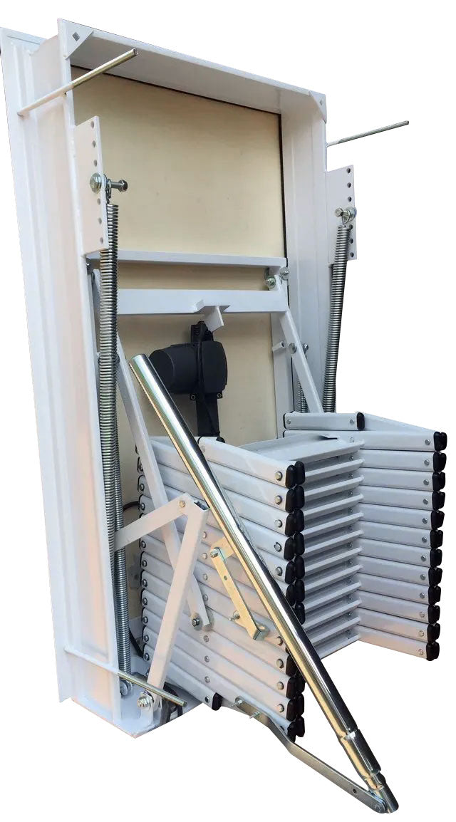 Primo piano della struttura a fisarmonica di una scala retrattile elettrica da parete in posizione chiusa, con dettagli del motore nero centrale, delle molle di richiamo zincate e del telaio in acciaio bianco