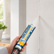 Applicazione del sigillante acrilico bianco Saratoga su crepa nel muro