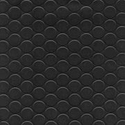 Dettaglio ravvicinato della superficie a bolle del pavimento in PVC nero, ideale per garantire il massimo grip