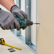 Professionista con guanti Gruppo Sammarro che avvita vite punta chiodo su lastra in cartongesso